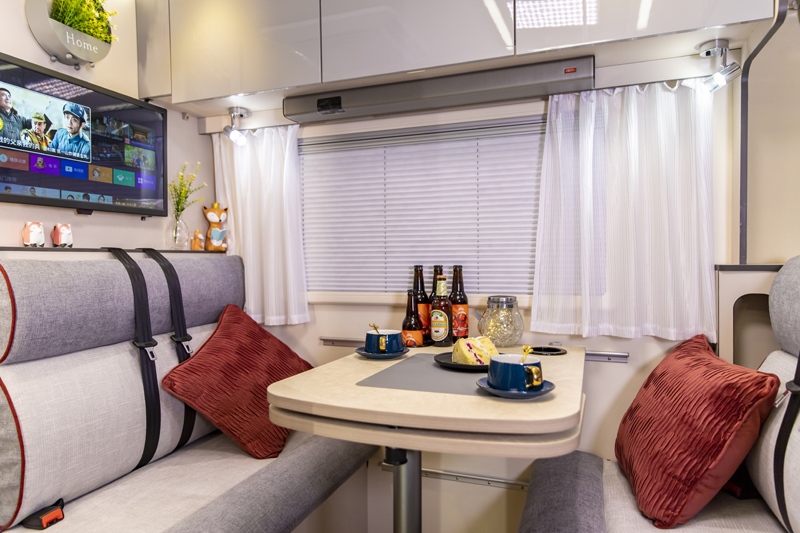 適合兩人使用的自動(dòng)擋四驅(qū)房車(chē) 適合兩人使用的自動(dòng)擋四驅(qū)房車(chē)