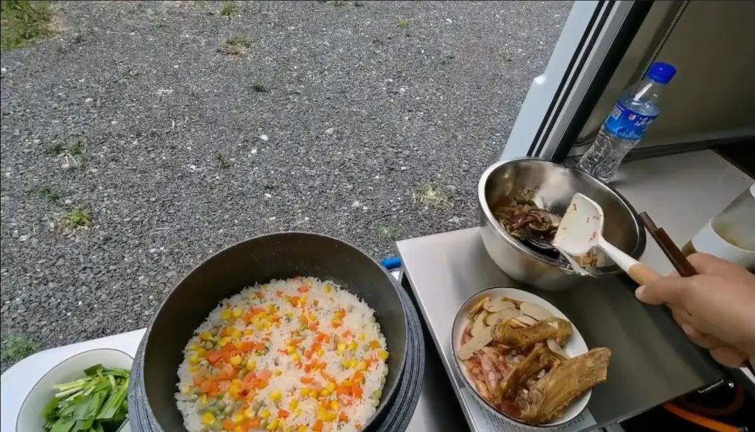 58歲的她,自駕房車旅居,一人兩犬,活成了自己喜歡的樣子 58歲的她,自駕房車旅居,一人兩犬,活成了自己喜歡的樣子